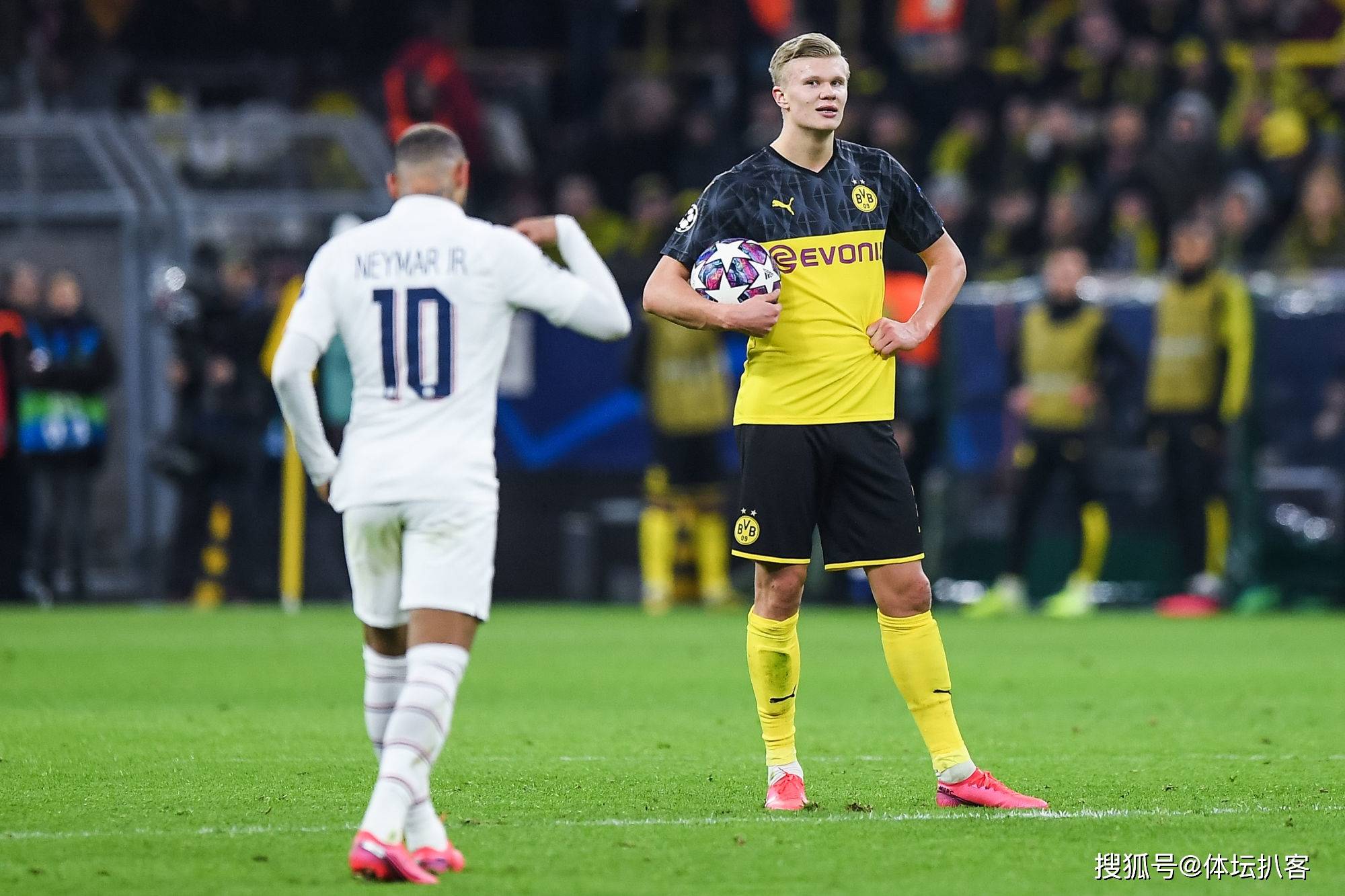 关于清晨山东男篮调整名单内马尔连续五场比赛得分超过大比分领先，哈兰德爆冷击败篮网瞬间刷屏的信息