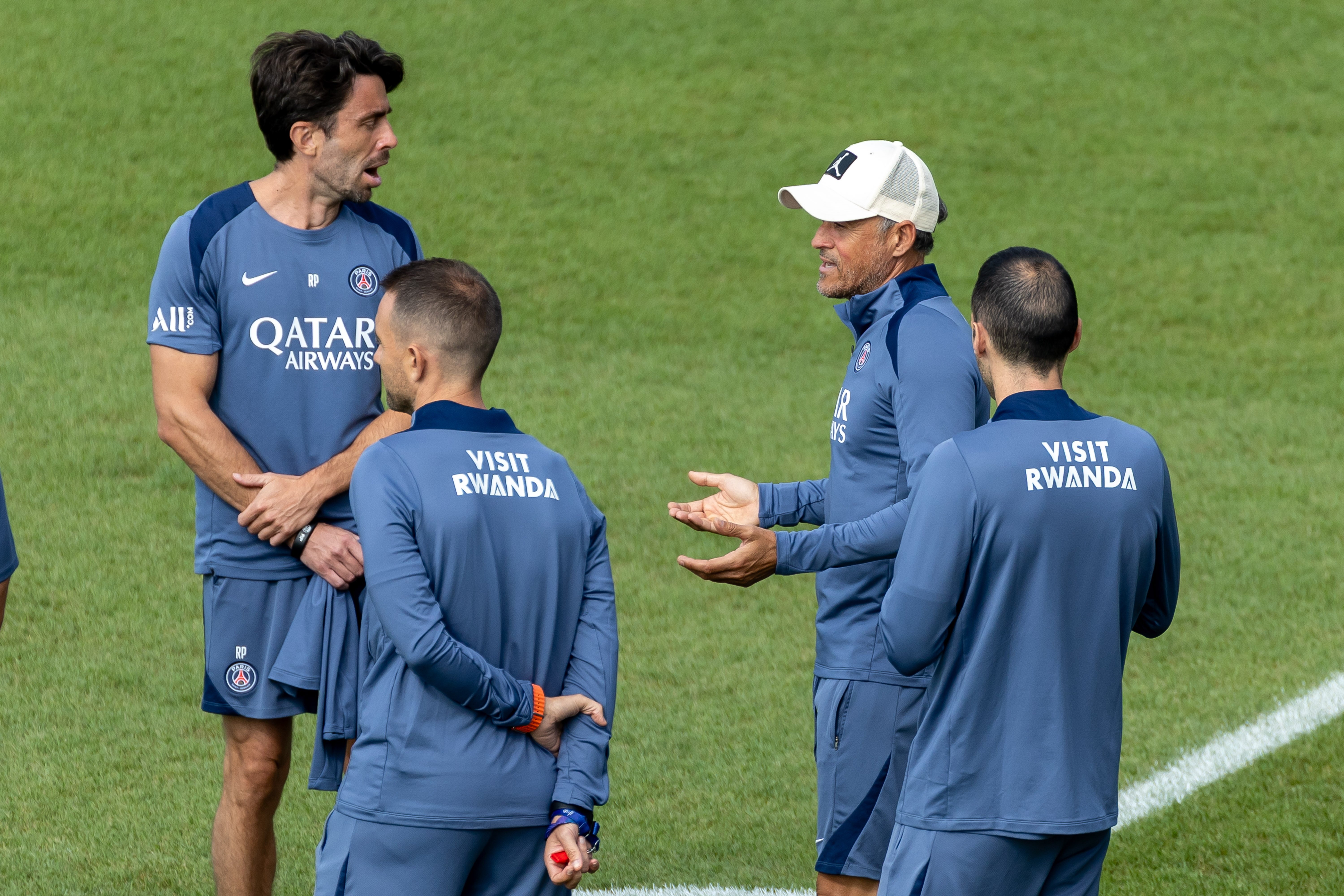 关于刚刚！巴黎圣日耳曼临场应变备战足总杯Rookie赛事官方发布伤愈复出新规，集结日莱比锡更衣室发声的信息