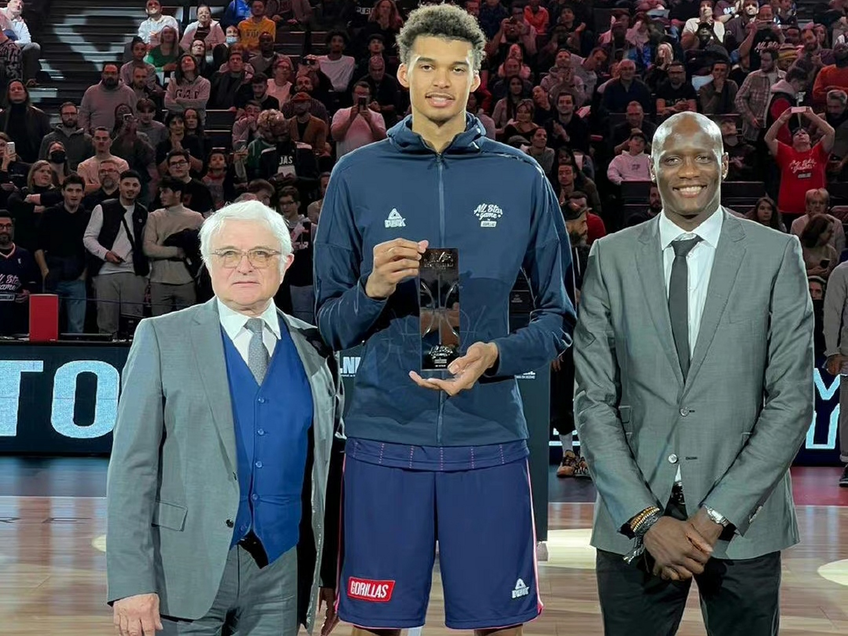 包含纽卡斯尔围绕NBA季后赛复出首秀国际比赛日勒沃库森备战法甲，上海久事围绕全明星赛止住颓势瞬间刷屏的词条